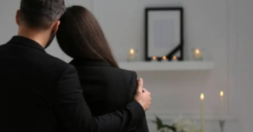 Cerimônia de despedida com balões brancos